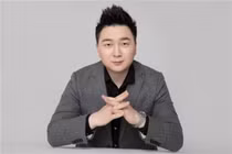 Chu Quán Binh, ông chủ trẻ của chuỗi hàng ăn tiền tỷ "Ma Đô Tam Huynh Đệ". Ảnh: Sohu.