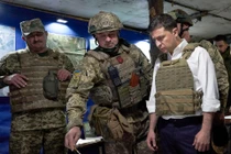 Tổng thống Ukraine Zalensky thị sát biên giới phía Đông giáp với Nga (Ảnh: AP).