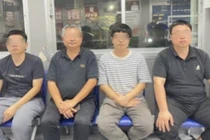 4 người đàn ông Trung Quốc lấy tài liệu bị bắt. Ảnh: SingTao.