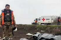 Nga và Ukraine trao đổi thi thể binh sĩ tử trận hôm 30/11. Ảnh: QQnews.