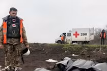 Nga và Ukraine trao đổi thi thể binh sĩ tử trận hôm 30/11. Ảnh: QQnews.