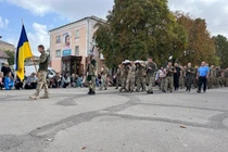 Ngày 4/10, tại thành phố Pervomysk thuộc vùng Nikolayev, người Ukraine tổ chức lễ tang cho chỉ huy Tiểu đoàn 86 Igor Grib (Ảnh: Sohu).