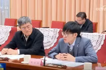 Lương Văn Phong (phải) được mời tham dự hội nghị xin ý kiến do Thủ tướng Lý Cường tổ chức hôm 20/1/2025. Ảnh: CCTV.