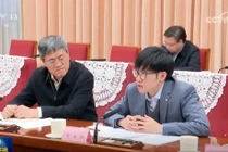 Lương Văn Phong (phải) được mời tham dự hội nghị xin ý kiến do Thủ tướng Lý Cường tổ chức hôm 20/1/2025. Ảnh: CCTV.