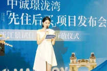 Lễ khai trương thực hiện chương trình khuyến mãi "Ở trước mua sau". Ảnh: Sina.