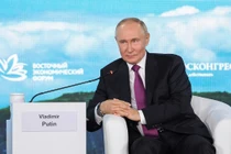 Tổng thống Nga Putin đối thoại tại Diễn đàn kinh tế tại Vladivostok (Ảnh: HK01).