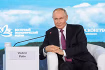Tổng thống Nga Putin đối thoại tại Diễn đàn kinh tế tại Vladivostok (Ảnh: HK01).