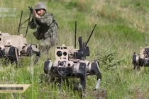 Hình ảnh binh sĩ cùng chó robot và xe chiến đấu không người lái tấn công phát trên CCTV. Ảnh: QQnews.