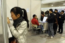 Số người tìm việc đông khiến dịch vụ lừa đảo tìm việc có cơ hội tồn tại và phát triển. Ảnh: Getty.