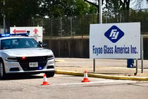 Xe của các nhân viên Bộ An ninh Nội địa Mỹ vào lục soát Nhà máy của Fuyao tại Dayton (Ảnh: DDN).