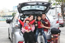 Thuê xe sang đi chơi Tết đang là trào lưu mới của các gia đình trẻ Trung Quốc (Ảnh: Sohu).