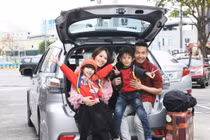 Thuê xe sang đi chơi Tết đang là trào lưu mới của các gia đình trẻ Trung Quốc (Ảnh: Sohu).