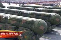 Đội hình tên lửa đạn đạo chiến lược DF-61 tại cuộc duyệt binh. Ảnh: HK01.