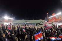 Tên lửa liên lục địa mới Hwasong-20 lần đầu tiên ra mắt trong cuộc duyệt binh tối 10/10. Ảnh: KCNA.