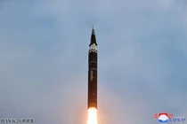 Tên lửa Hwasong-16B rời bệ phóng. Ảnh: KCNA.