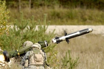 Tên lửa chống tăng Javelin là thứ vũ khí được các nước NATO ưu tiên viện trợ cho Ukraine (Ảnh: Dongfang).