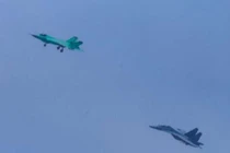 Chiếc máy bay J-31 phiên bản Hải quân (trên) bay thử xuất hiện trên mạng hôm 29/10 (Ảnh: Dwnews).