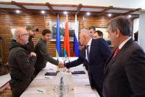 Nga và Ukraine đã tiến hành 2 vòng đàm phán ở Belarus mà không đạt kết quả, duy nhất thỏa thuận lập hành lang để sơ tán dân khỏi hai thành phố nhưng không thực thi được (Ảnh: AP).