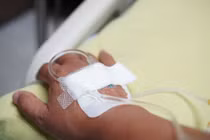 Mặc dù giá rất đắt nhưng ngày càng có nhiều người tiêm tế bào gốc để mong kéo dài tuổi xuân, Ảnh: Sina.