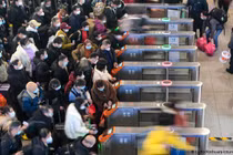 Các chuyên gia y tế lo ngại làn sóng người về quê ăn Tết sẽ gây ra thách thức cho các cơ sở y tế ở nông thôn (Ảnh: Xinhua).