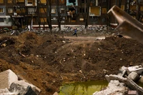 Bên cạnh thiệt hại về quân sự trên chiến trương, Ukraine còn bị thiệt hại nặng nề cho tiêu hao về kinh tế, tài chính (Ảnh: HK01).