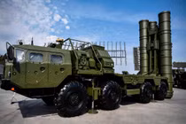 Hệ thống tên lửa phòng không S-400 của Nga - loại vũ khí được nhiều nước ưa thích (Ảnh: Getty).