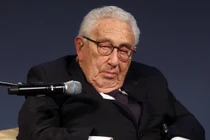 Phát biểu tại Diễn đàn Kinh tế Thế giới, cựu Ngoại trưởng Mỹ Henry Kissinger đề nghị Ukraine "đổi lãnh thổ lấy hòa bình" (Ảnh: Reuters).