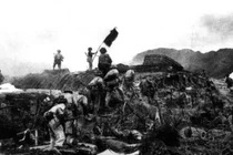 Bộ đội Việt Nam chiếm sở chỉ huy quân Pháp chiều 7/5/1954 (Ảnh: Sina).