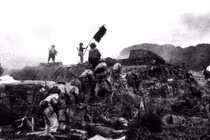 Bộ đội Việt Nam chiếm sở chỉ huy quân Pháp chiều 7/5/1954 (Ảnh: Sina).