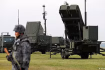 Binh sĩ Đài Loan bên cạnh một khẩu đội tên lửa phòng không Patriot mua của Mỹ (Ảnh: Reuters).