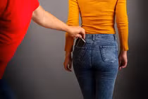 Ngày nay bị mất trộm điện thoại có nguy cơ khuynh gia bại sản. Ảnh: LTN.