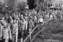 Tù binh Pháp bị bắt ở Điện Biên Phủ (Ảnh: Thepaper).