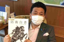 Bộ trưởng Quốc phòng Nhật Bản Nobuo Kishi với cuốn Sách Trắng Quốc phòng 2021 trên tay (Ảnh: Twitter).