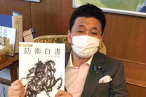 Bộ trưởng Quốc phòng Nhật Bản Nobuo Kishi với cuốn Sách Trắng Quốc phòng 2021 trên tay (Ảnh: Twitter).