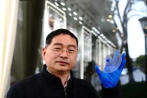 Ông Nguyễn Hạo với siêu đĩa quang trên tay (Ảnh: Xinhua)