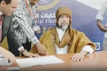Ông Saif đăng kí tranh cử Tổng thống Libya tại thành phố Sabha hôm 14/11 (Ảnh: Yahoo).
