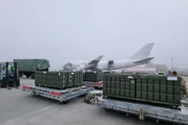 Mấy ngày qua, Mỹ ùn ùn chở vũ khí tới viện trợ cho Ukraine (Ảnh: Sunnews).