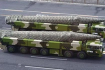 Tại cuộc tổng duyệt, tên lửa bị che này được đồn đoán là DF-27. Ảnh: Chinatimes.