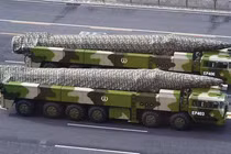 Tại cuộc tổng duyệt, tên lửa bị che này được đồn đoán là DF-27. Ảnh: Chinatimes.