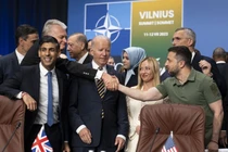 Viện trợ vũ khí cho Ukraine và lo ngại nguy cơ xảy ra chiến tranh khiến chi tiêu quốc phòng của các nước phương Tây tăng lên mức kỷ lục (Ảnh: AP)