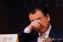 Từng là người giàu nhất Trung Quốc và châu Á, hiện ông Vương Kiện Lâm đang đối mặt với nguy cơ vỡ nợ (Ảnh: Sina)