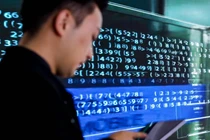 Số lượng bằng sáng chế trí tuệ nhân tạo Trung Quốc chiếm 60% toàn cầu, lượng tiêu thụ token trung bình hàng ngày vượt quá 30 nghìn tỷ, tăng hơn 300 lần trong một năm rưỡi qua. Ảnh: Singtao. 