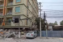 Tòa nhà 11 tầng ở Mamdalay chỉ còn lại 7 tầng trên mặt đất. Ảnh: Đông Phương.