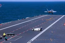 Máy bay tiêm kích tàng hình J-35 cất cánh bằng máy phóng điện từ. Ảnh: Xinhua.