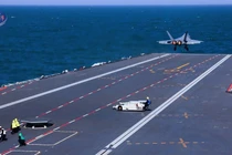 Máy bay tiêm kích tàng hình J-35 cất cánh bằng máy phóng điện từ. Ảnh: Xinhua.