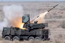 Hệ thống phòng không Pantsyr-S của Syria phóng tên lửa (Ảnh: Defense World ).