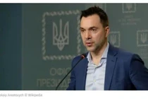 Ông Oleksiy Arestovych cố vấn cấp cao của Tổng thống Ukraine Volodymyr Zelensky: giết hại trẻ em và thiến tù binh là không thể chấp nhận được (Ảnh: Sina).