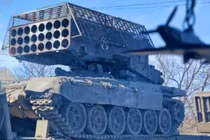 Hệ thống pháo phản lực nhiệt áp TOS-1A của Nga. Ảnh: MW.