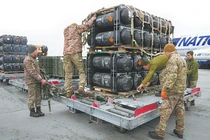 Các tổ hợp quân sự Mỹ mới là những người chiến thắng trong cuộc xung đột Nga-Ukraine. Ảnh: tên lửa chống tăng Javelin được ùn ùn đưa tới Ukraine (Ảnh: QQ).