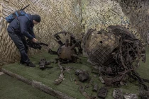 Phóng viên ghi hình các mảnh vỡ của tên lửa Oreshnik còn lại sau khi tấn công mục tiêu quân sự ở Dnipro. Ảnh: AFP.